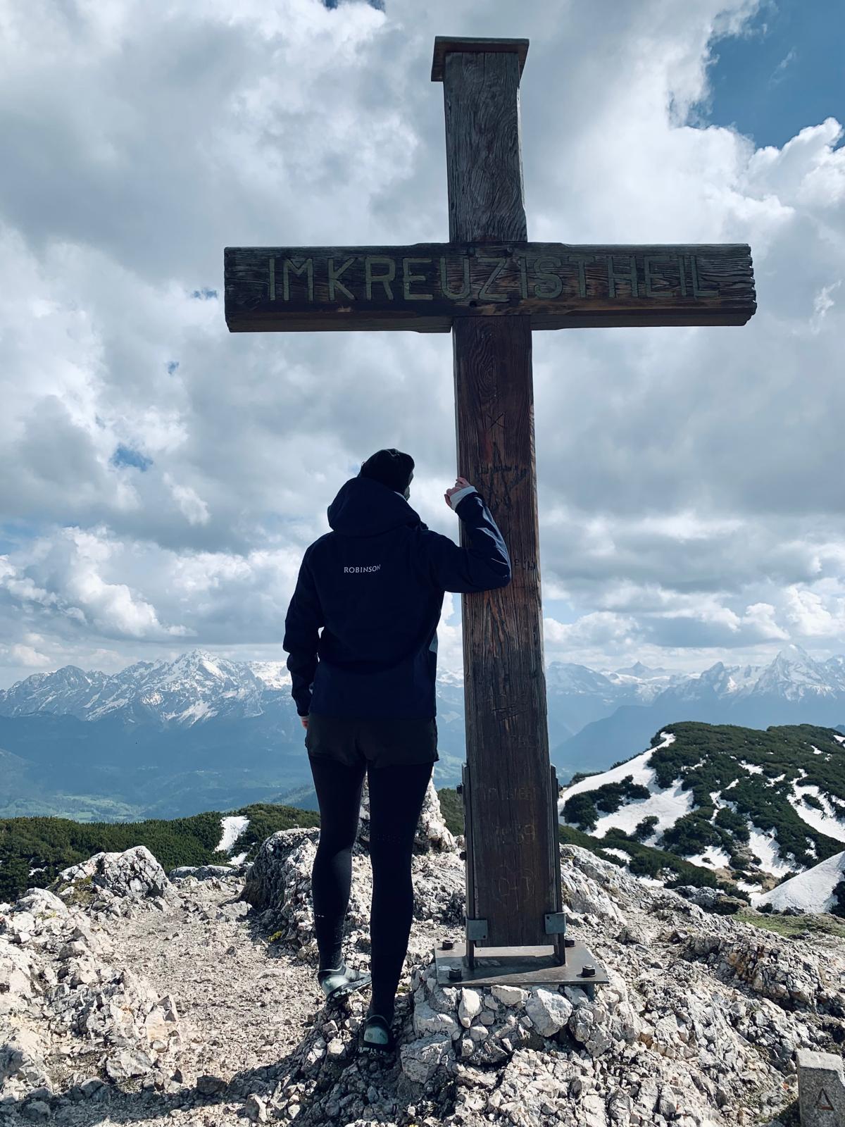 Marie am Gebirgskreuz mit der Aufschrift IM KREUZ IST HEIL