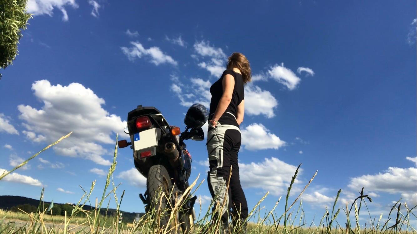 Marie mit ihrem Motorrad